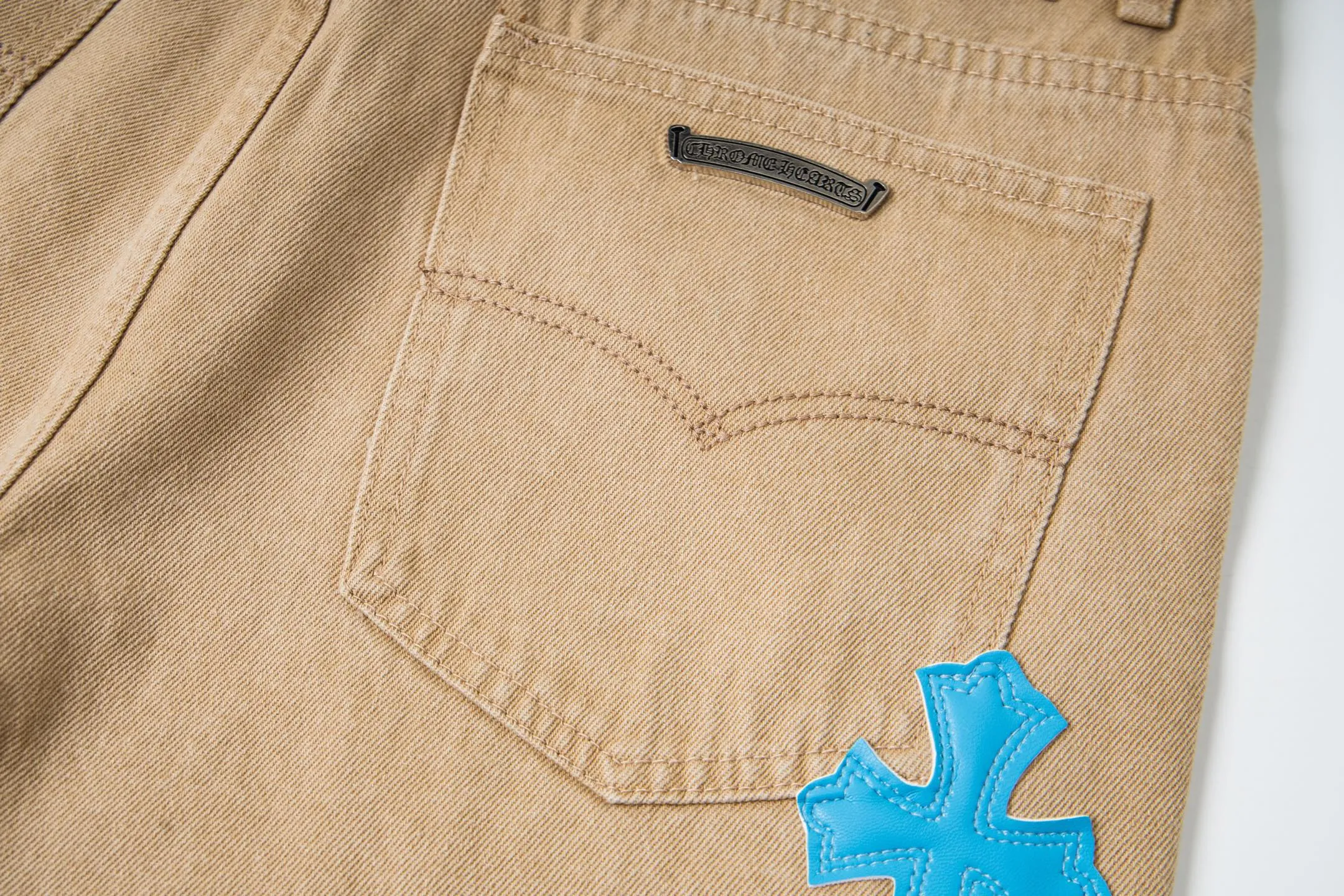 P240 Chrome Hearts 2025 New Light Blue Cross Leather Label Couple Washed Jeans This season’s hot item is sought after by countless celebrities and fashionistas. The neat details of the cutting process add color to the playful fashion! The neat and meticulous design, and the well-fitting structure is unique. The upper body not only has outstanding recognition, but also looks younger and younger. A style with the ultimate wearing meaning and performance, gorgeous color matching, and the craftsmanship of this style is also extremely extraordinary. After the finished product is washed, it is disassembled and hand-made with sheepskin cross leather and then spliced ​​together to complete. The whole piece has too many craftsmanship to describe. It is decorated with patchwork cross flowers and high-waisted washed jeans! ! Absolutely high-end luxury product, a god-level single product, a super popular product, made with top heavy industry, a magic weapon that cannot be missed. Style number: 1867# Size: 28 30 32 34 Color: khaki blue